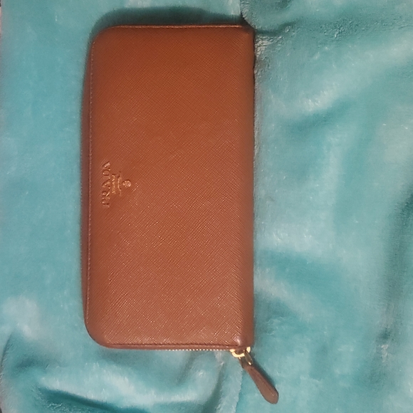 *AUTHENTC PRADA WALLET - Picture 1 of 17